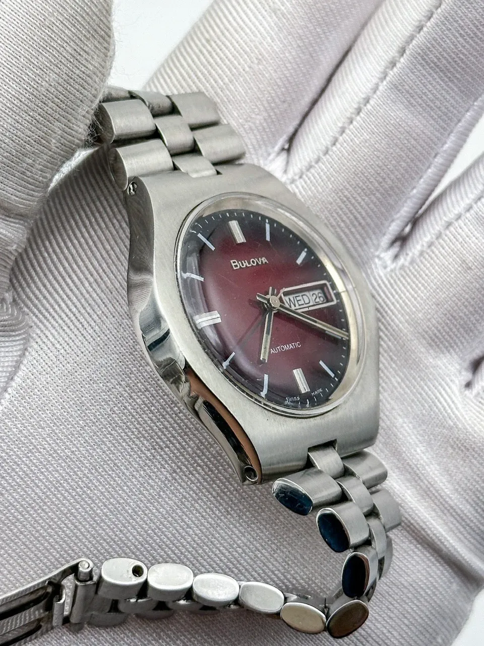 BULOVA AUTOMATIC DAY-DATE RED/BLACK GRADIENT REF. 7082-1