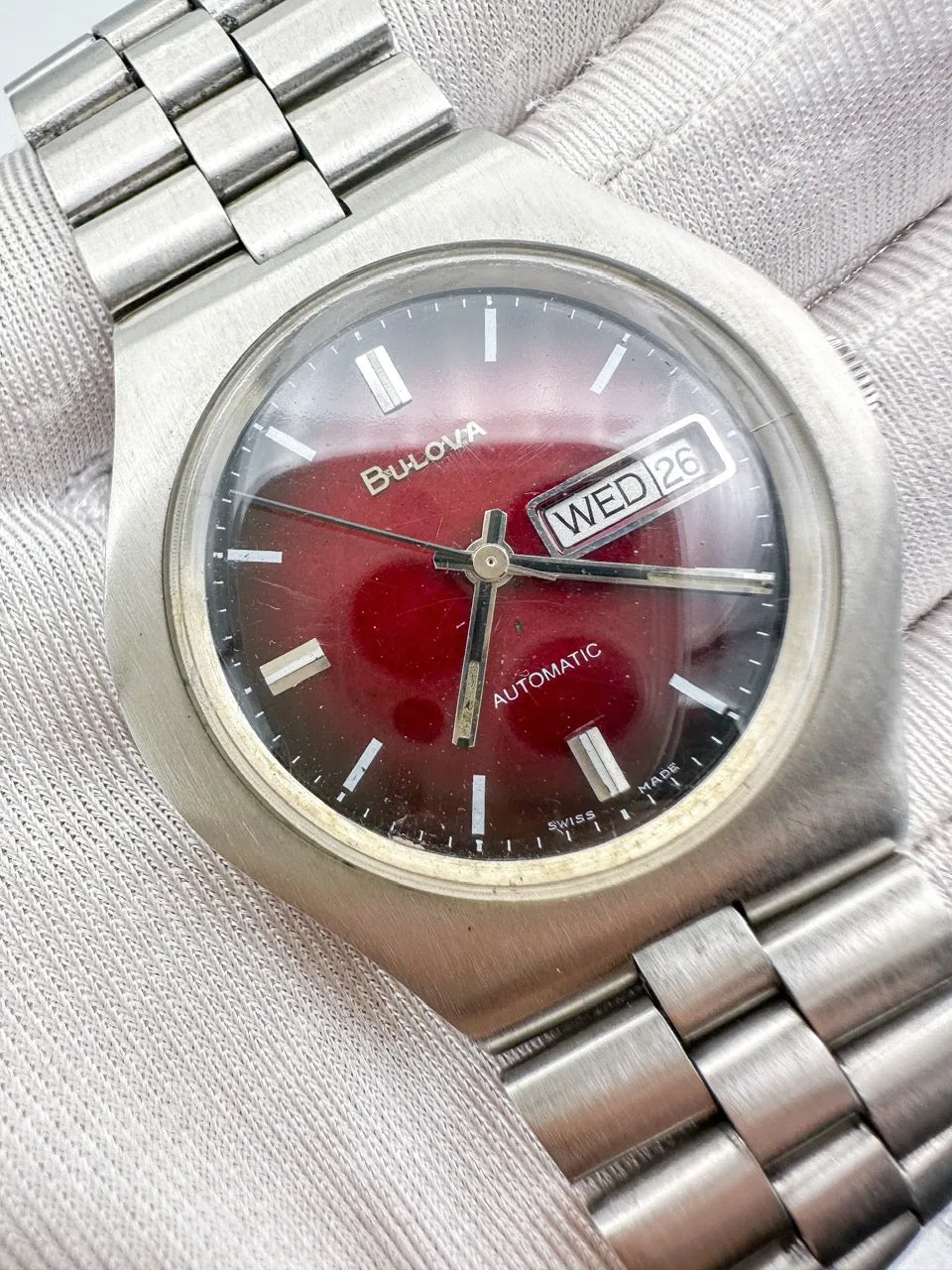 BULOVA AUTOMATIC DAY-DATE RED/BLACK GRADIENT REF. 7082-1