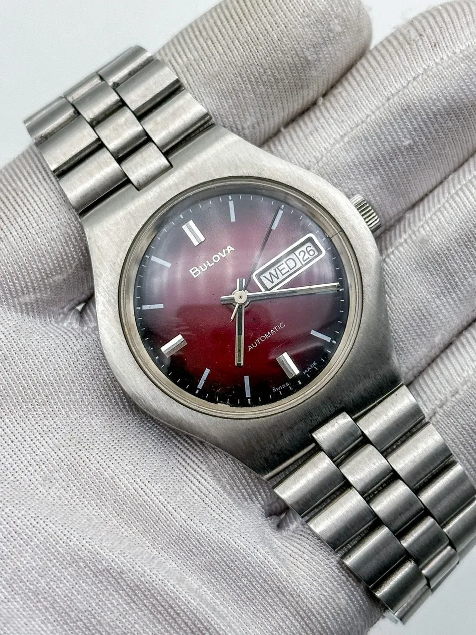 BULOVA AUTOMATIC DAY-DATE RED/BLACK GRADIENT REF. 7082-1