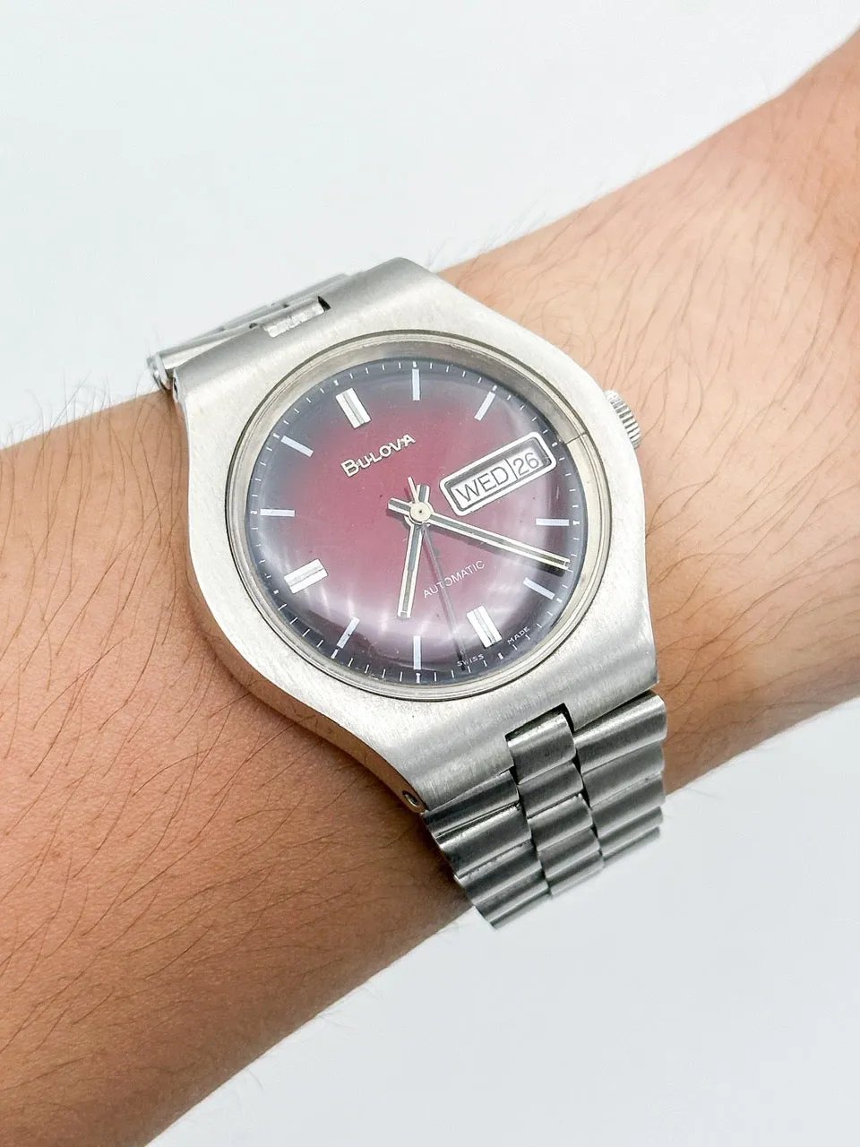 BULOVA AUTOMATIC DAY-DATE RED/BLACK GRADIENT REF. 7082-1