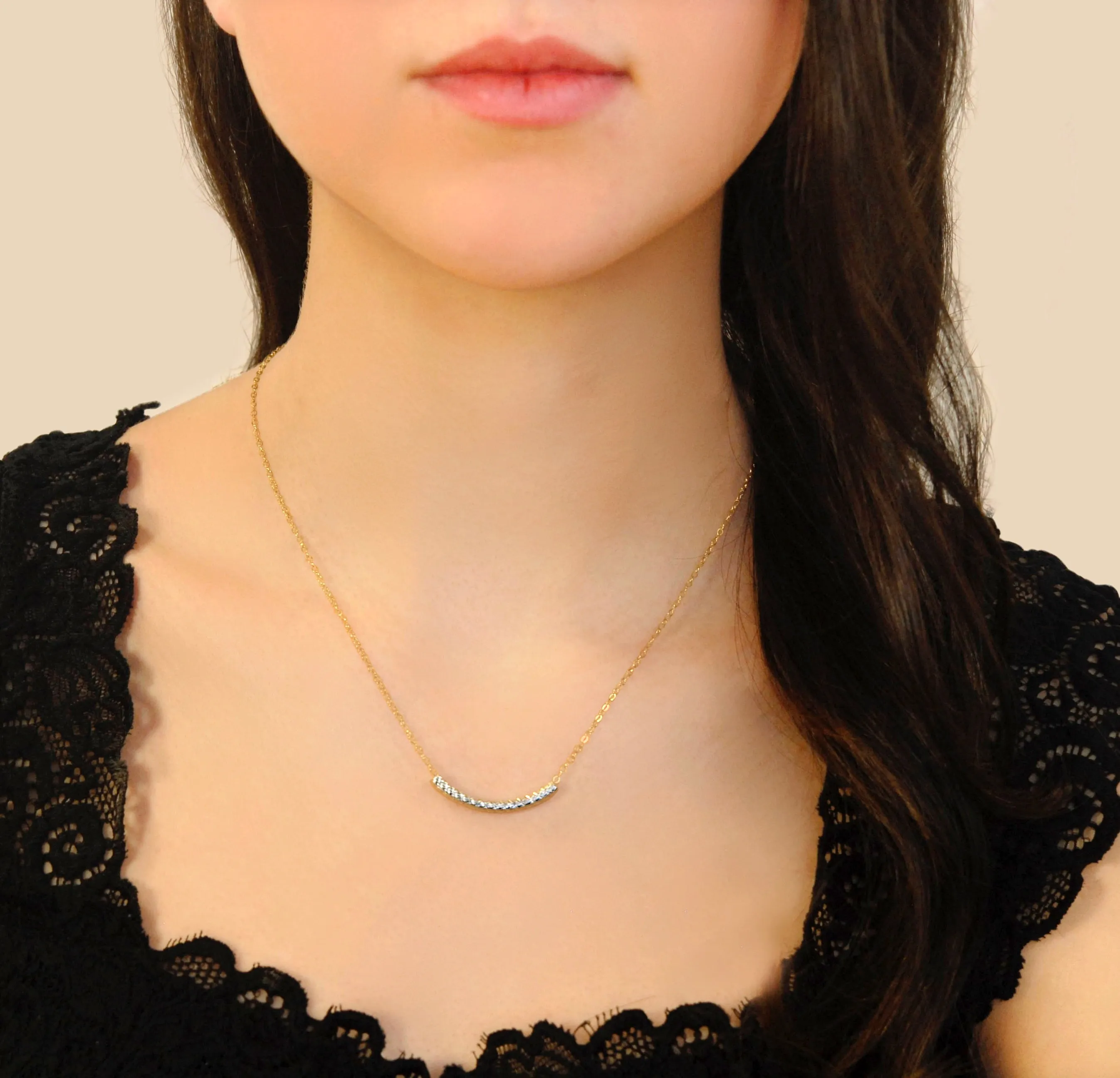 CURVED BAR NECKLACE