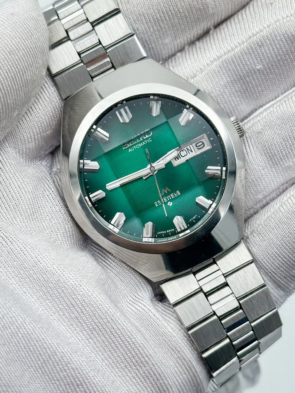 SEIKO LORD MATIC LM AUTOMATIC DAY-DATE FACETED CRYSTAL GREEN DIAL REF. 5606-7360
