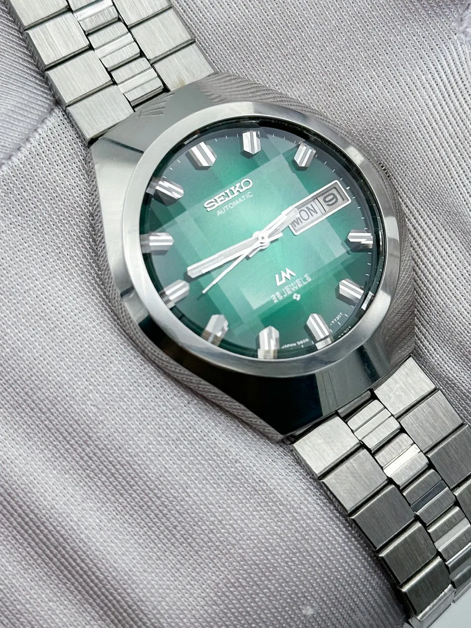 SEIKO LORD MATIC LM AUTOMATIC DAY-DATE FACETED CRYSTAL GREEN DIAL REF. 5606-7360